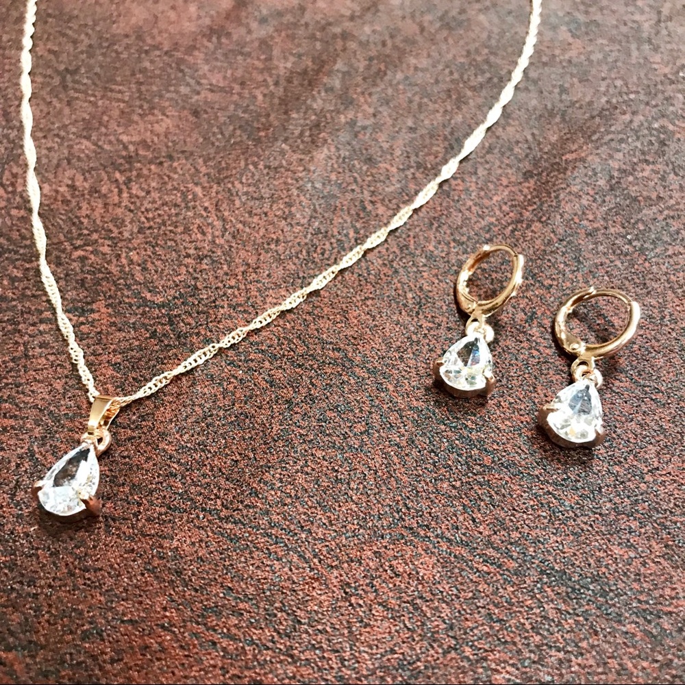 NWT Crystal Pendant Set of Necklace & Earrings